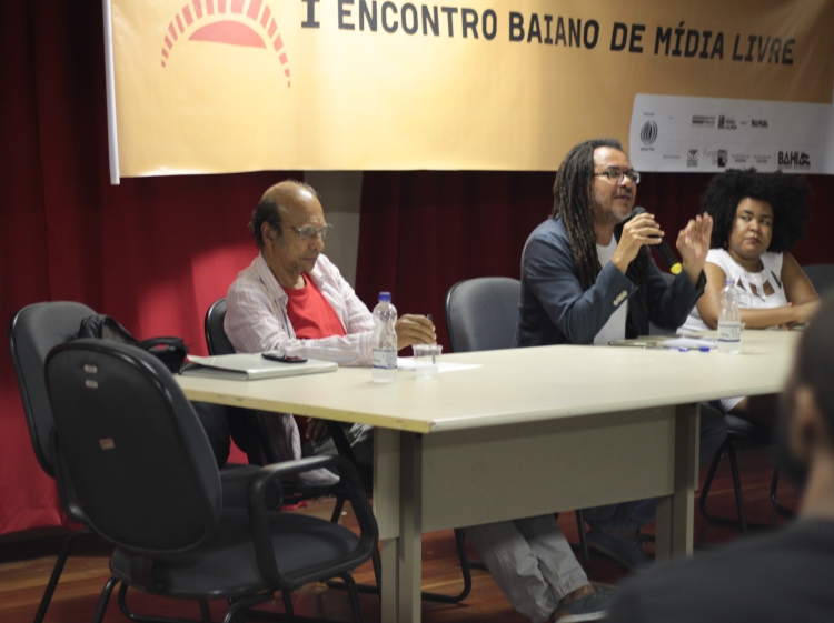 Antonio Olavo (esquerda), Samuel Vida (centro) e Alane Reis durante o painel Revolta dos Búzios e Liberdade de Expressão. Foto: Vitor Moreira 
